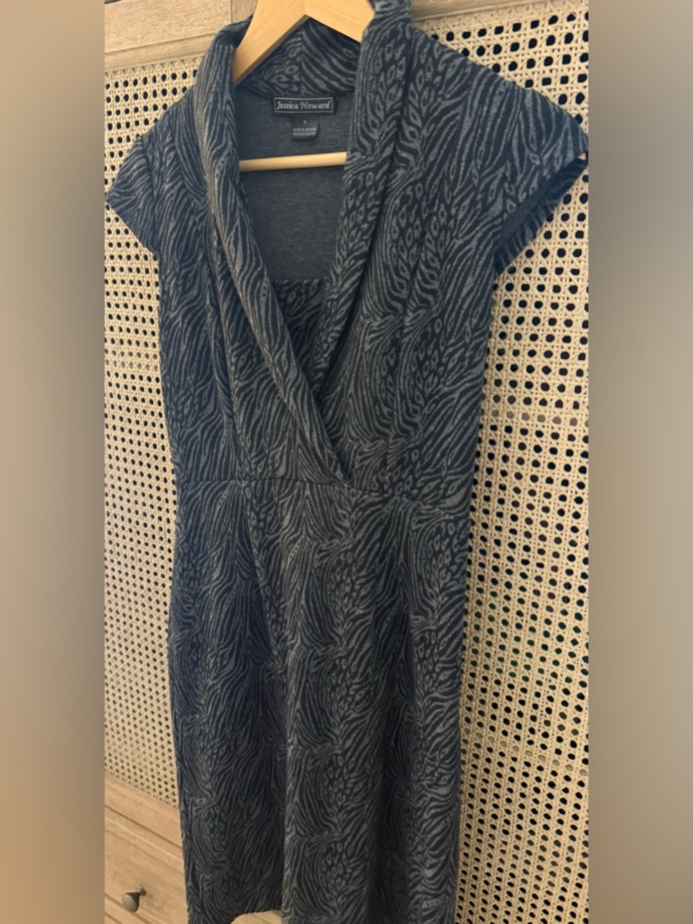 Jessica Howard Charcoal Gray Patterned V-Neck Midi Dress